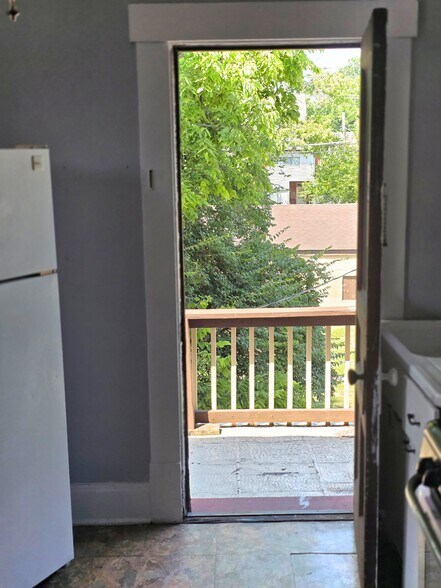 Kitchen Balcony - 68 E Hudson St