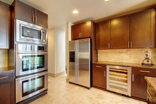 Building Photo - 102 Colorado St