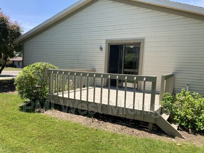 Building Photo - 2703 Woodmeadow Dr SE