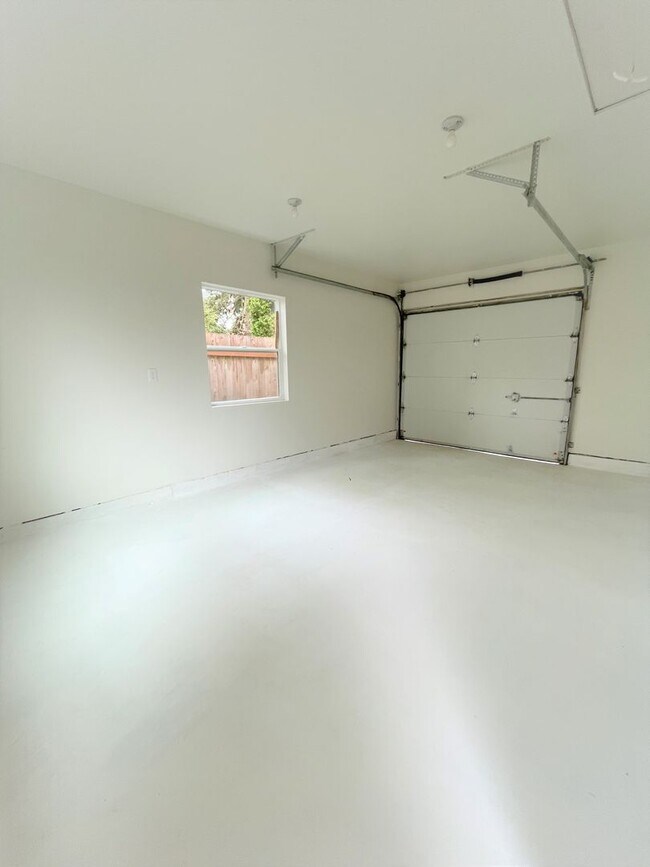 Building Photo - 620 SE 146th Ave