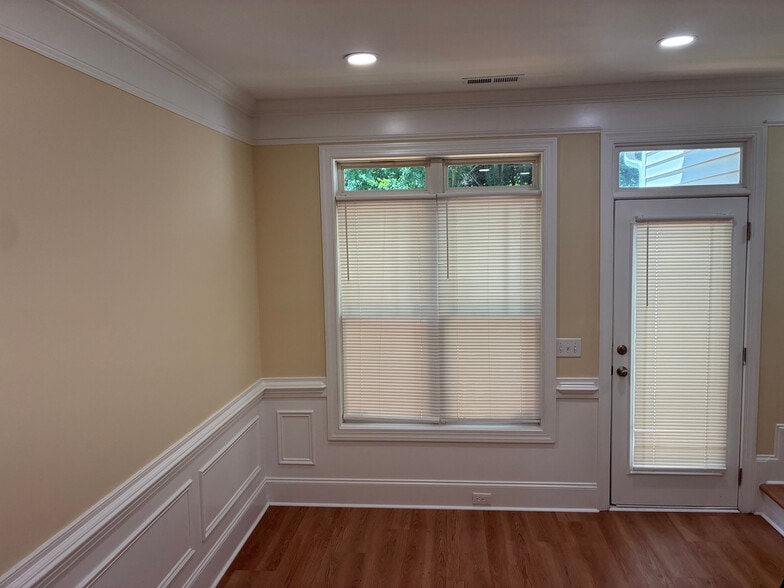 Building Photo - Room in Townhome on Windermere Dr