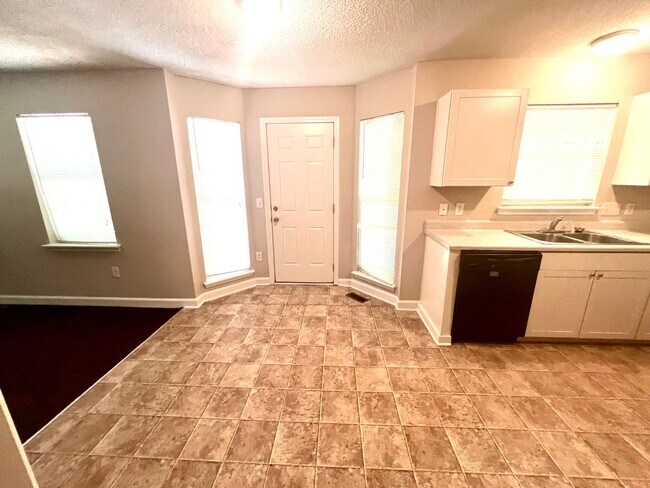 Building Photo - 824 Northwood Dr