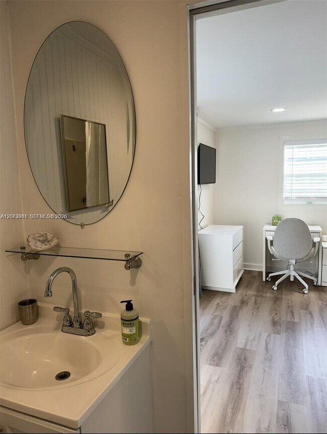 Building Photo - 914 N Ocean Breeze