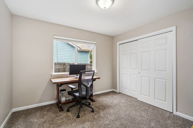 Building Photo - Stylish living in this modern 3 bed 2 bath...