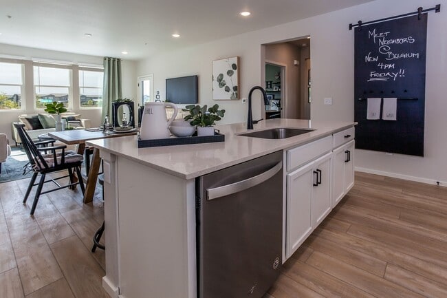 Building Photo - Luxury Condo - Water, Sewer, Basic Internet Included!