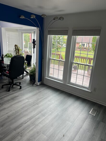 Building Photo - 3084 Village Cir