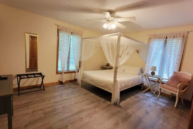 Building Photo - 140 Paquette Cir