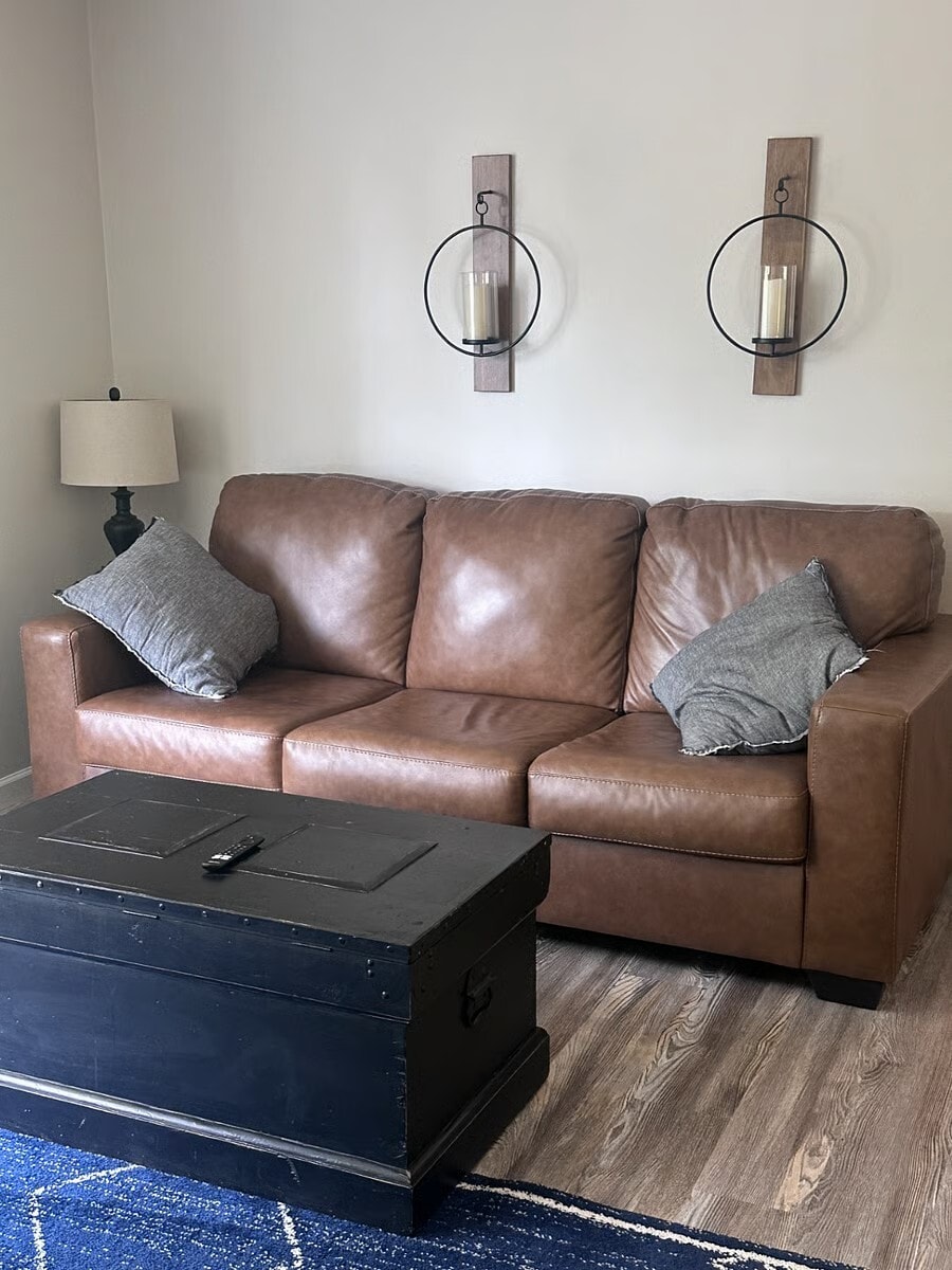 Building Photo - 1305 E Grandview