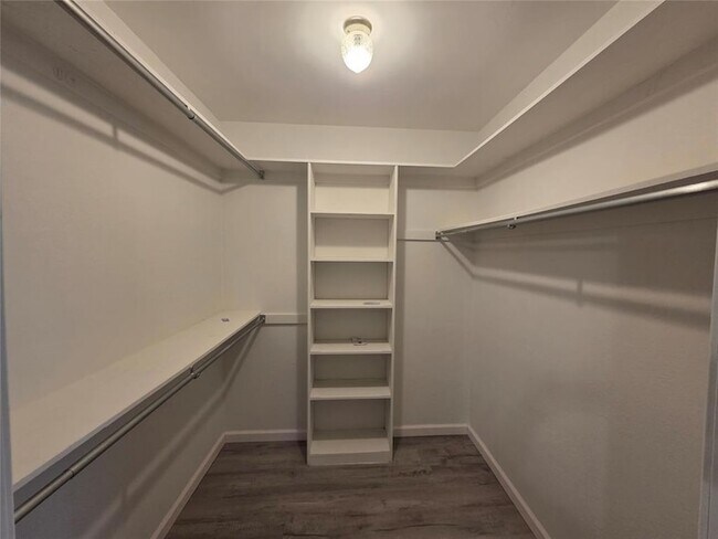 Building Photo - 9401 Buttonfield Ave