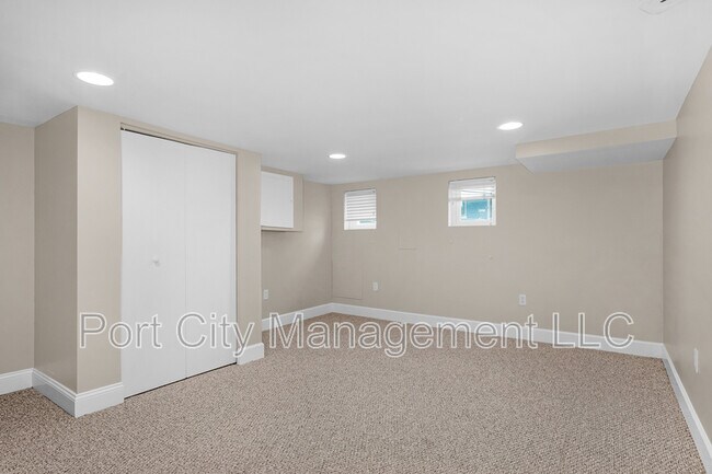 Building Photo - 430 W 23rd St