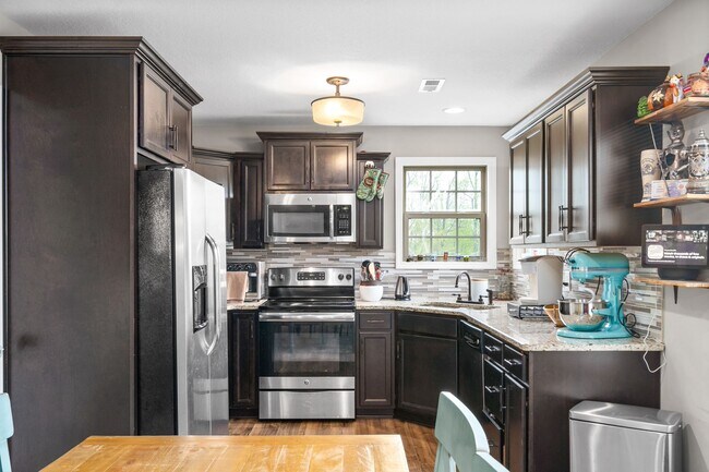 Building Photo - 1831 Camelot Dr