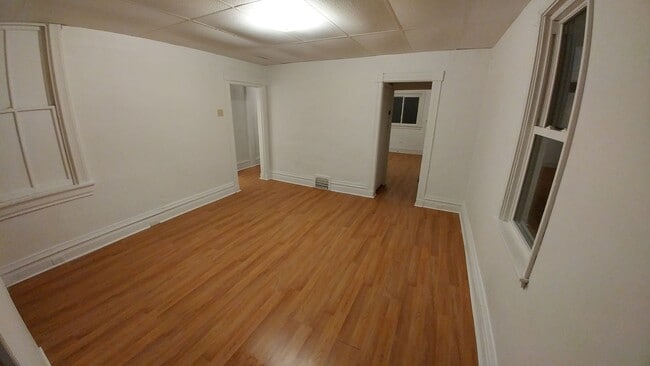 Building Photo - Large 3 bedroom, 2 bathroom freshly renovated house with stainless steel appliances!!