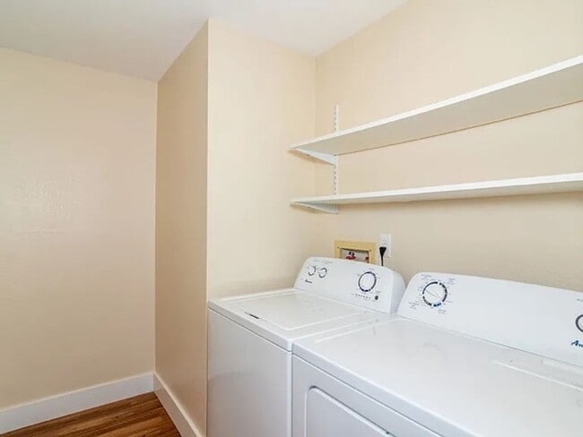 Building Photo - 4 Bed, 2 Bath Duplex Next to EWU!