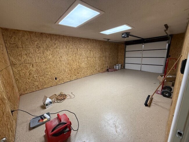 Building Photo - 115 W Ash St