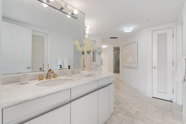 Building Photo - 100 Lakeshore Dr