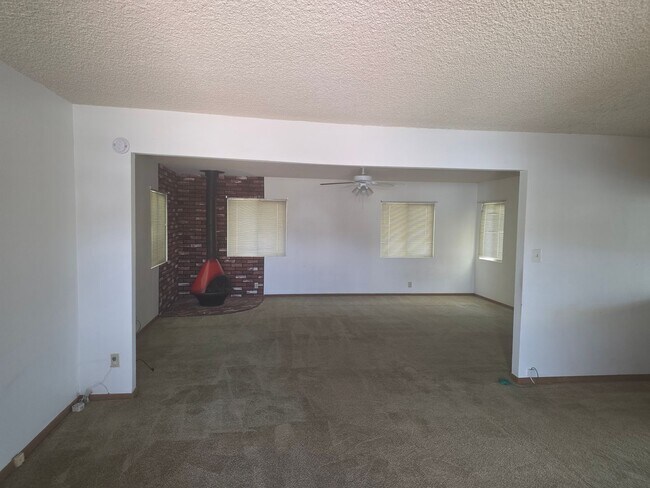 Building Photo - 5673 Barclay Ave