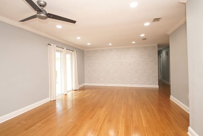 Building Photo - Central Niceville Location