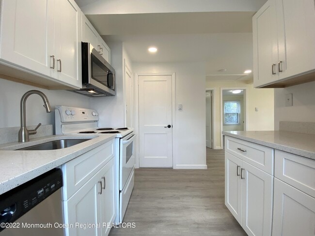 Building Photo - 104 11th Ave