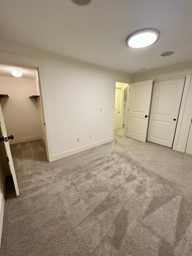 Building Photo - Queen Anne Townhouse