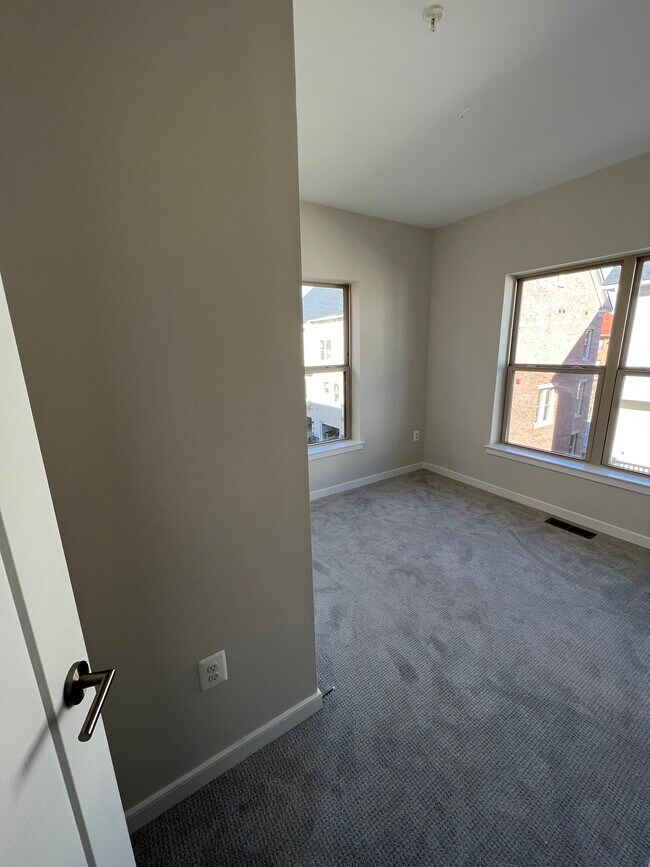 Building Photo - 930 Heights Alley