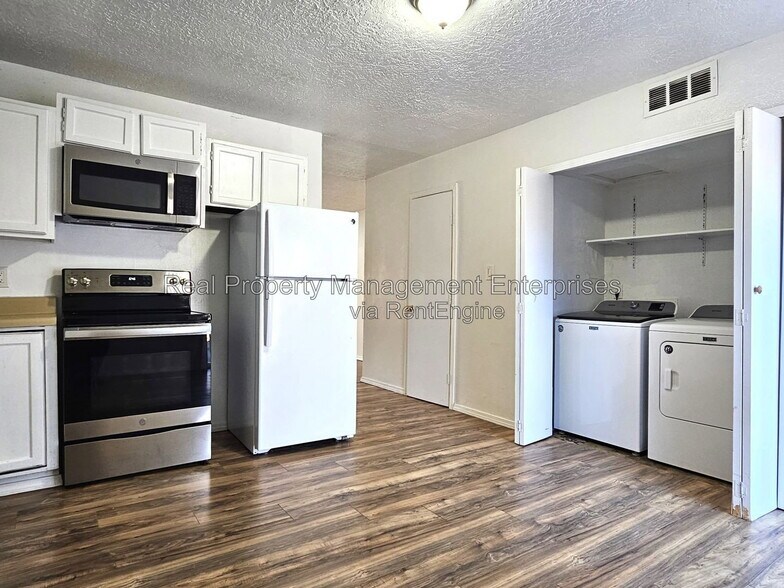 Building Photo - 1707 Beaumont Dr
