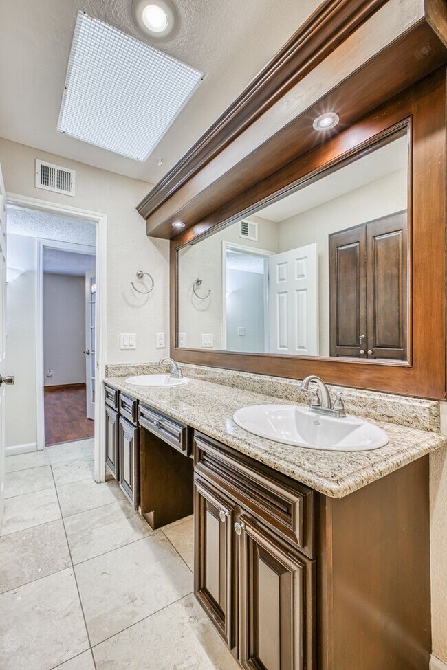 Building Photo - Beautiful House with 4 bed - 2 baths - office & covered big Jacuzzi