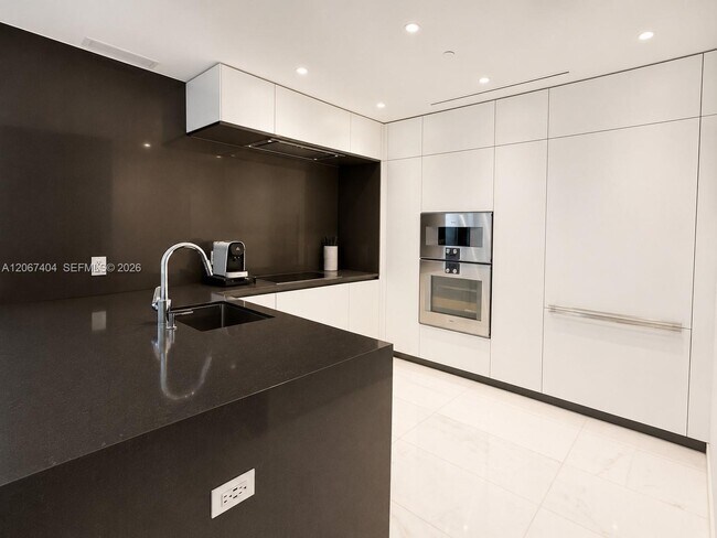 Building Photo - 300 Biscayne Blvd Way