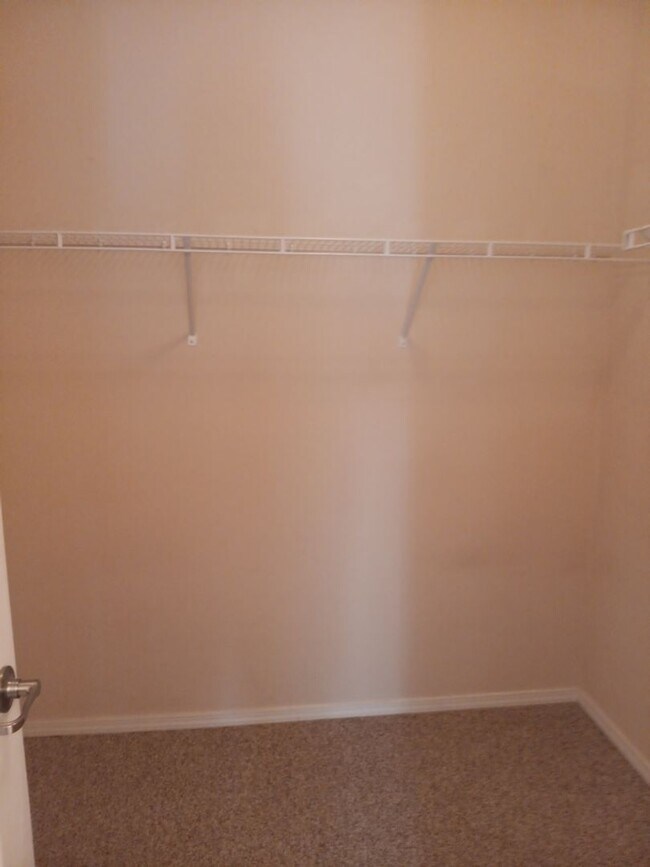 Building Photo - Beautiful 3 bedroom 3 bathroom home! Showi...