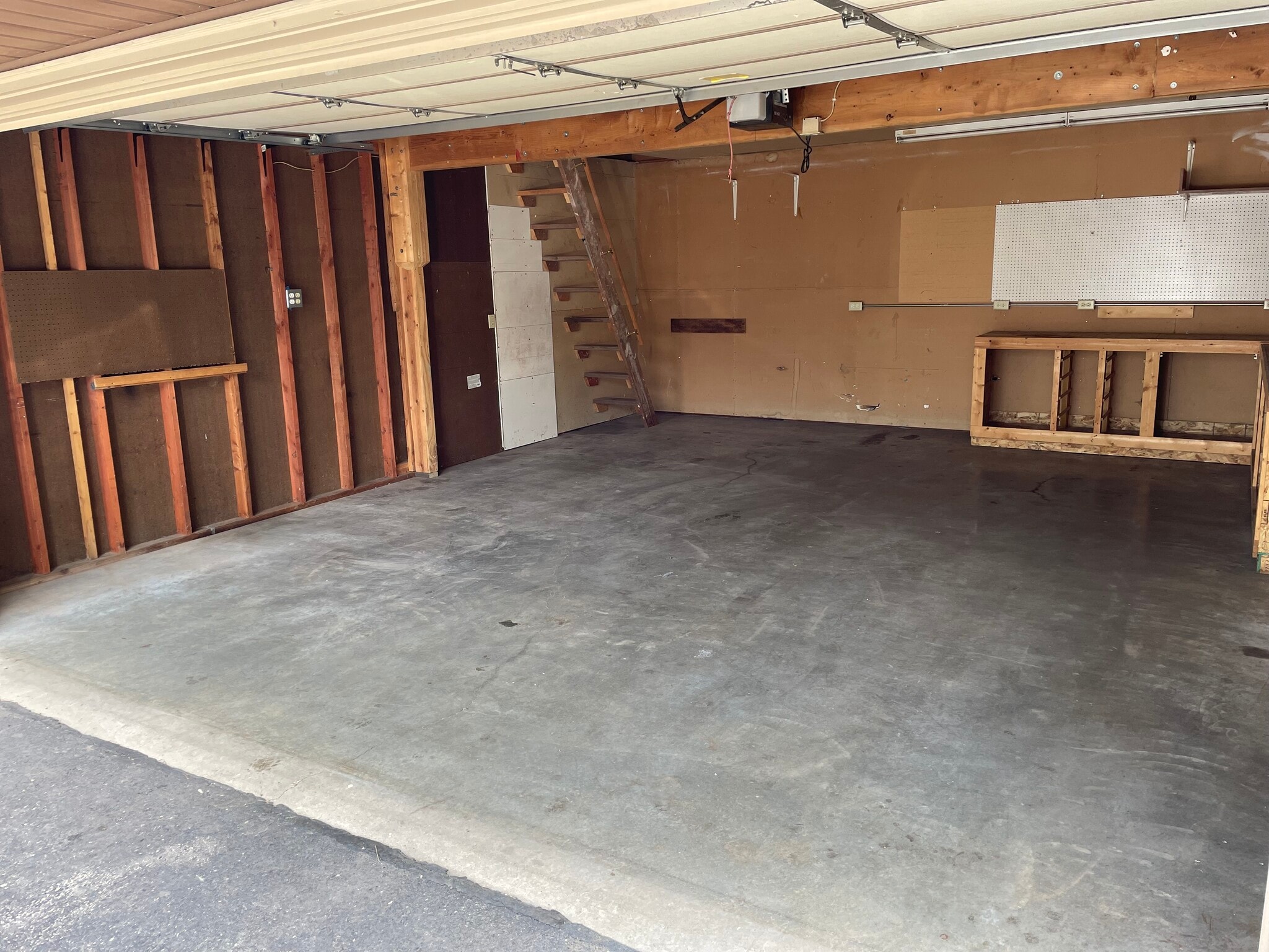 Steps to garage loft rear left - 4702 Markham Pt