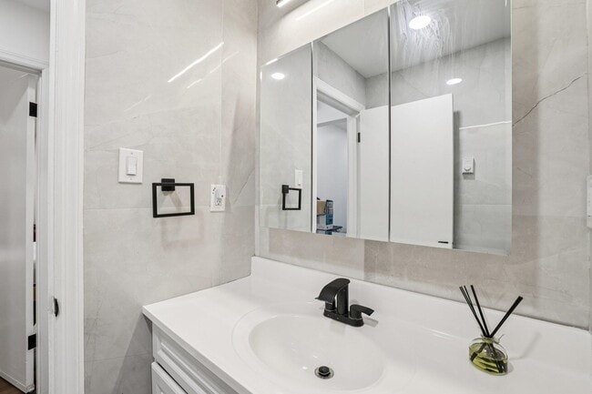 Building Photo - 14 A Lakeside Dr