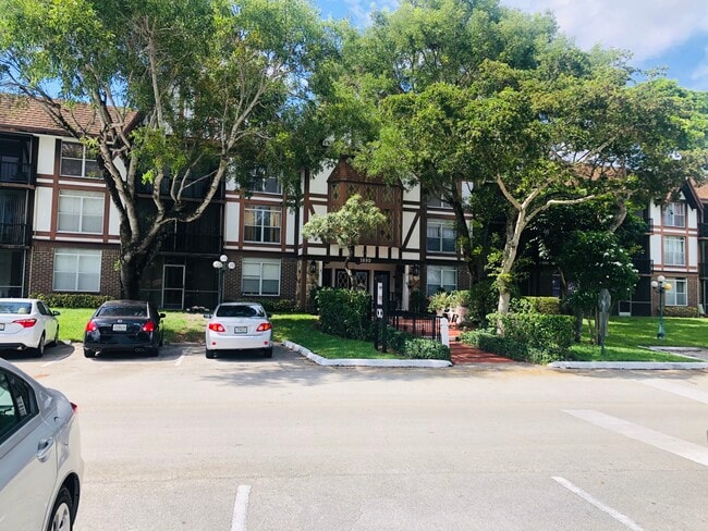 Building Photo - 3690 Inverrary Dr