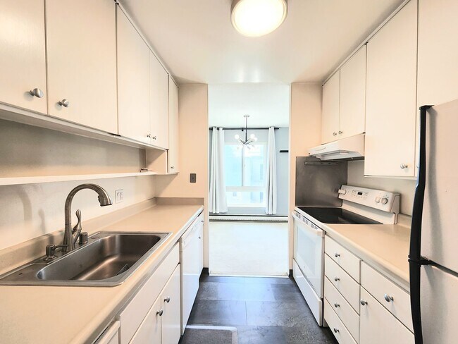 Building Photo - Top floor Woodlake condo, corner location