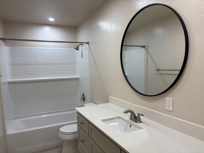 Building Photo - 3 Bedroom Brick Home