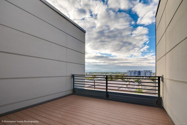 Building Photo - Show Stopper!