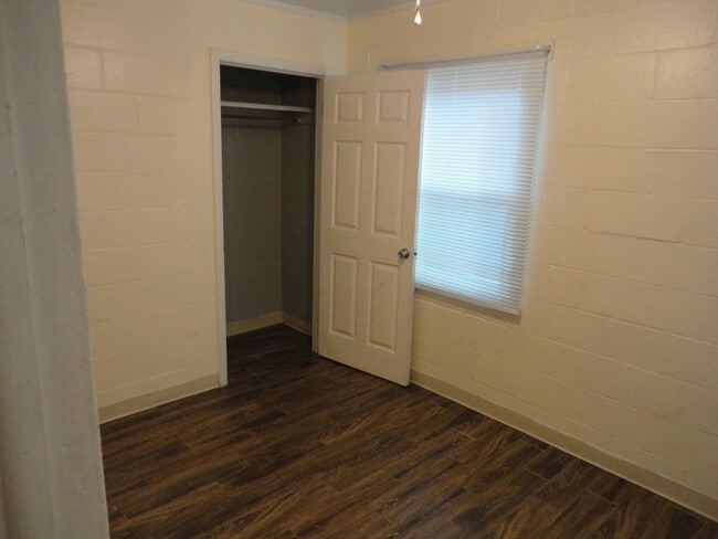 Building Photo - Nice recently Remodel 2 bedroom/1 bath duplex