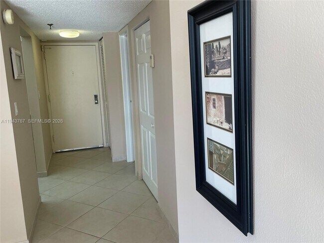 Building Photo - 2625 Collins Ave