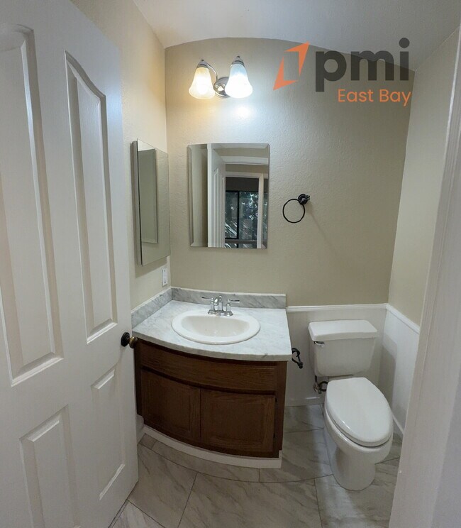 Building Photo - Well-Maintained 4-Bedroom Home in Prime Va...