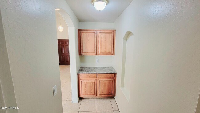 Building Photo - 11253 W Davis Ln