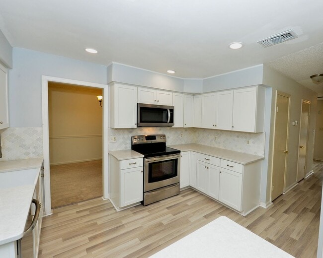 Building Photo - Gourmet Kitchen!