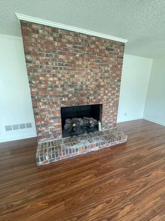 Building Photo - 2 bedroom 3 bath  Mid- Century style home!...