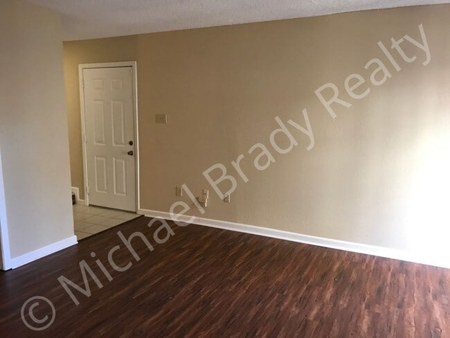 Building Photo - Move in Special! One Bedroom Condo! Rent o...