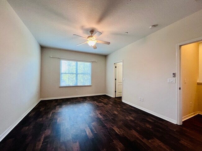Building Photo - Gorgeous 3 bedroom, 2½ bath, 2 STORY townhome