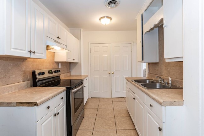 Building Photo - 3 Bed/2 Bath with a great back yard!