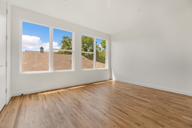 Building Photo - Newer 2 bedroom townhome in Lakewood with yard and office!