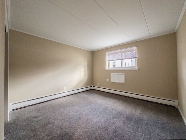Bedroom | Lincoln Court Apartments - Lincoln Court Apartments