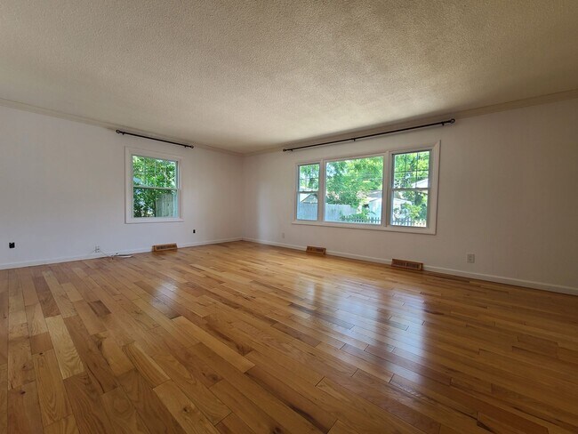 Building Photo - 3-bedroom, 2-bathroom home located in beau...