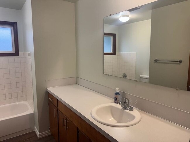 Building Photo - Large 2 bedroom duplex