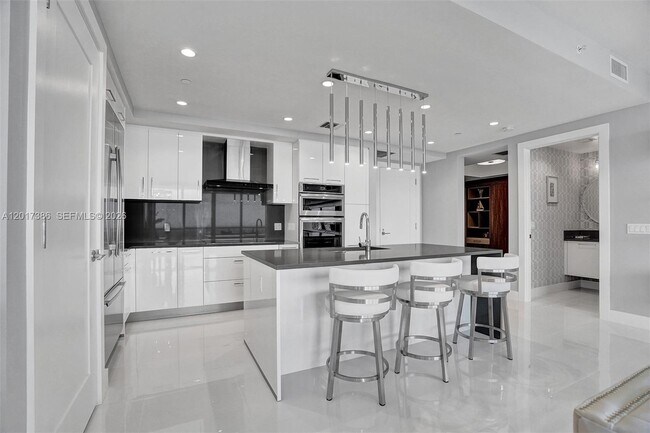 Building Photo - 100 E Las Olas Blvd