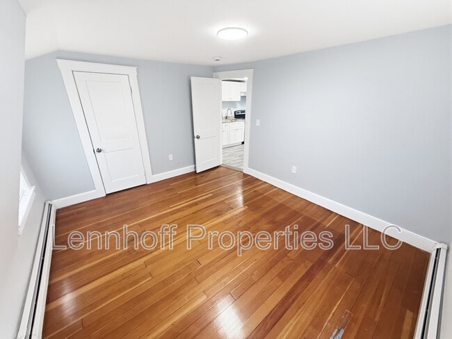 Building Photo - 526 Concord St
