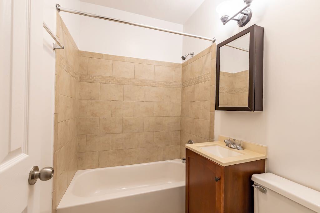 Building Photo - 822 W Cornelia Ave